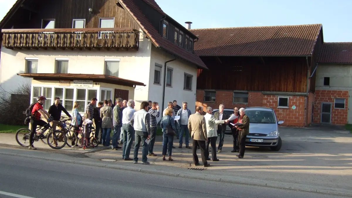 Ortschaftsrat Eutendorf beschließt Umgestaltung des Platzes vor dem Adler. Das Waaghäusle und die Gebäude dahinter sollen der neuen Bushaltestelle weichen. Einsatz und heute 2026