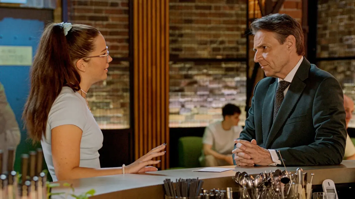 Kate (Zoé Baillieu) erinnert Jo Gerner (Wolfgang Bahro) an sein jugendliches Ich.