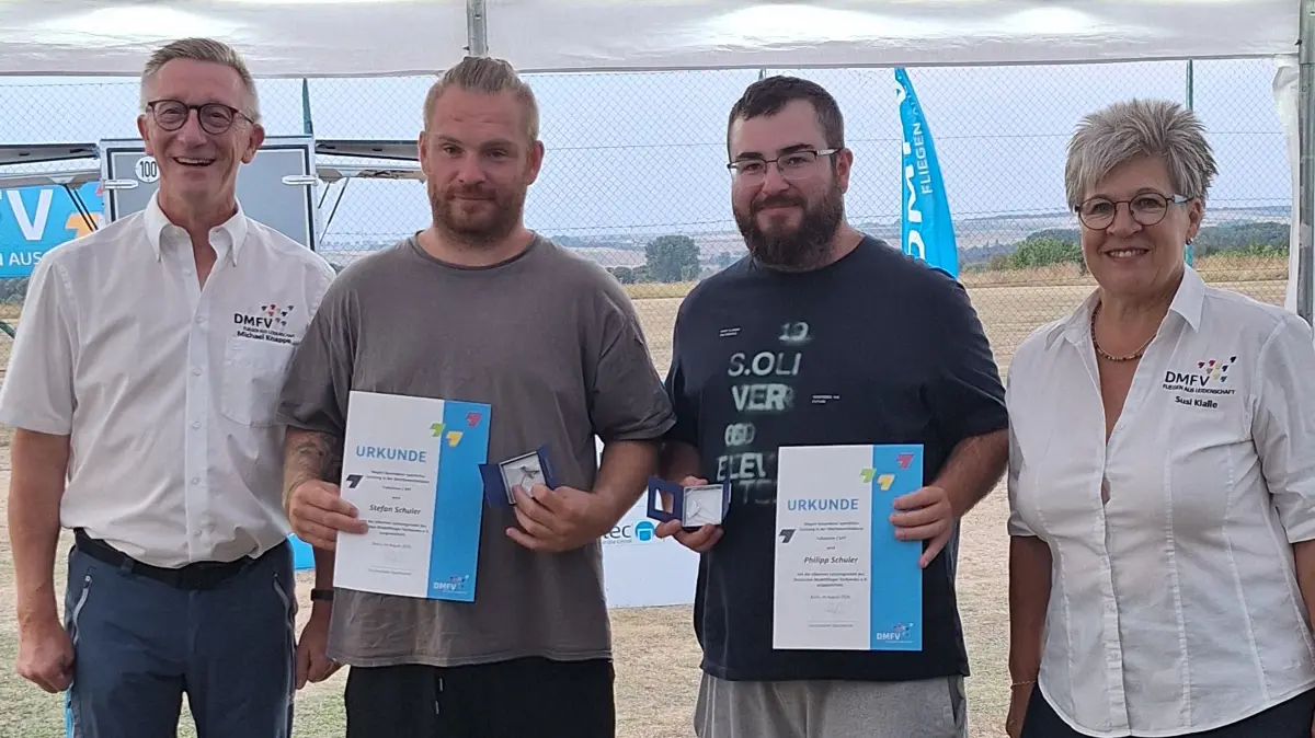 Vertreter des Deutschen Modellflug-Verbandes (DMFV) überreichten die Silberne Ehrennadel an Stefan Schuler und Philipp Schuler.