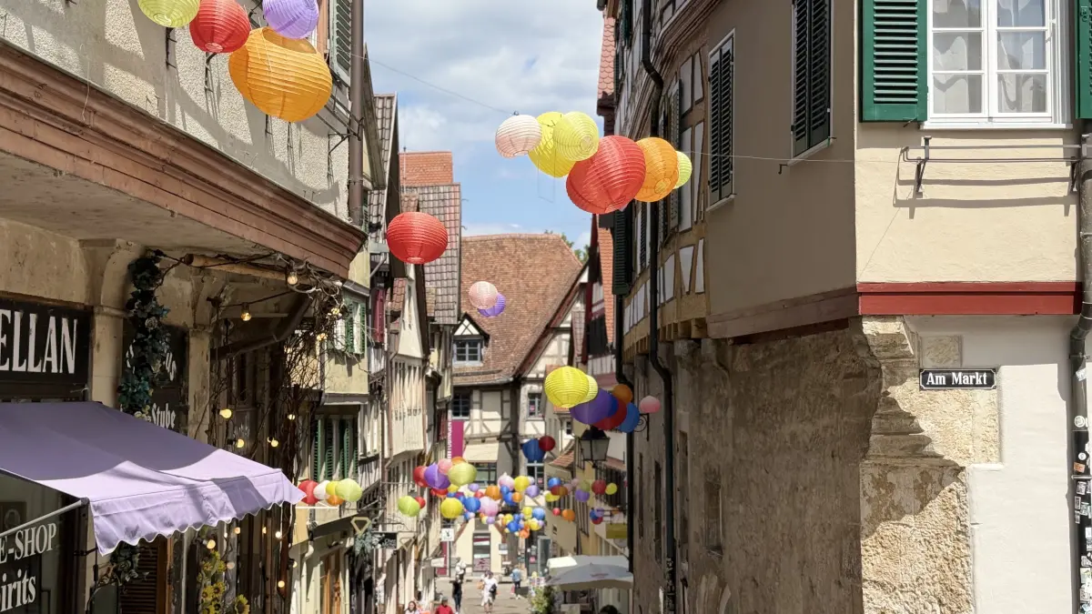 Tübingen Marktgasse Lampions Ballons Schmuck