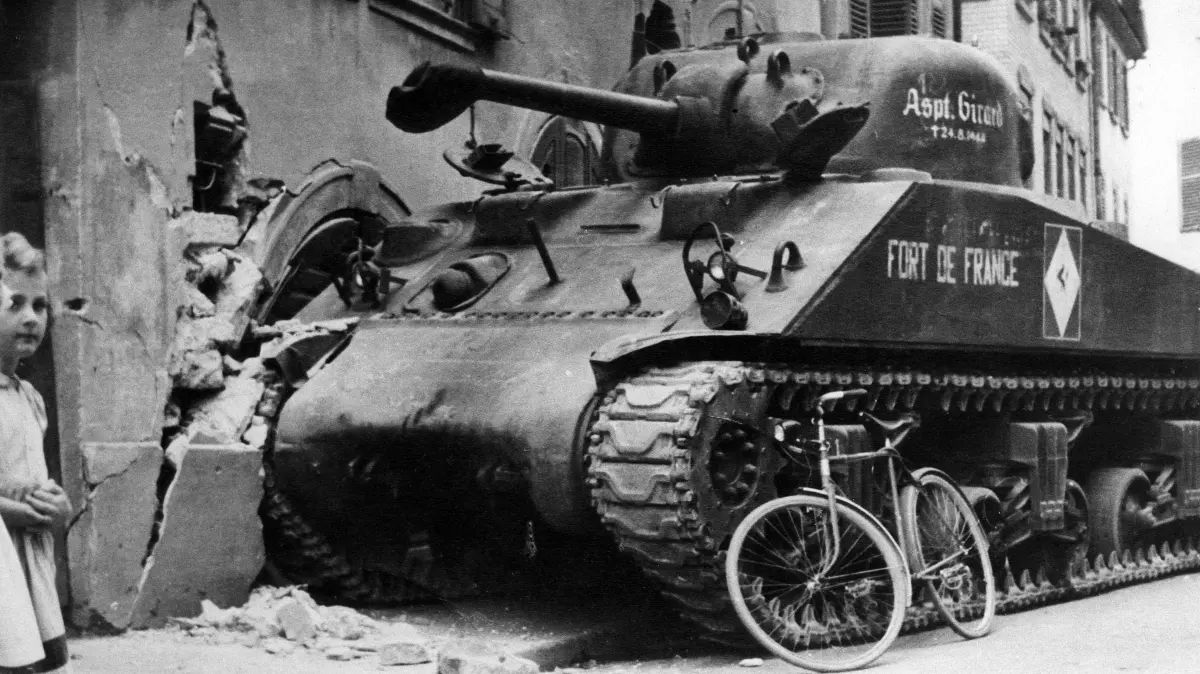 Französischer Panzer verursacht einen Crash im Erkenbrechtschen Haus (Marktplatz 8), 25. Juli 1949