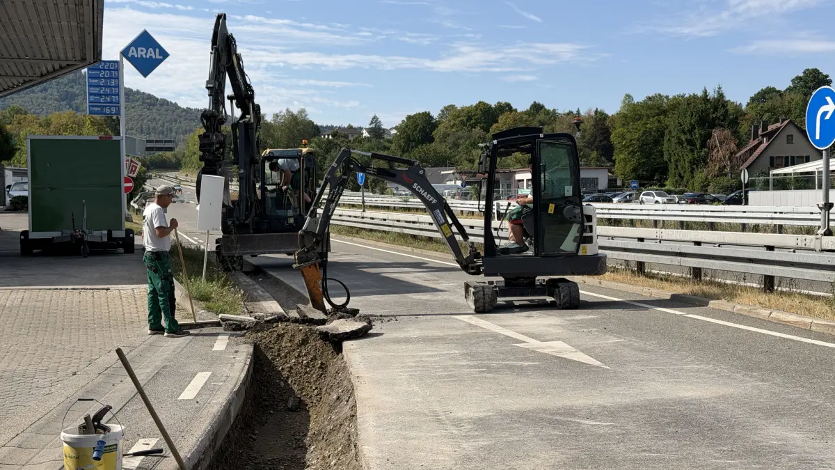Die Abfahrt Hechingen Mitte der B27 ist derzeit wegen Bauarbeiten gesperrt. Mehrere Bagger sind dort im Einsatz.