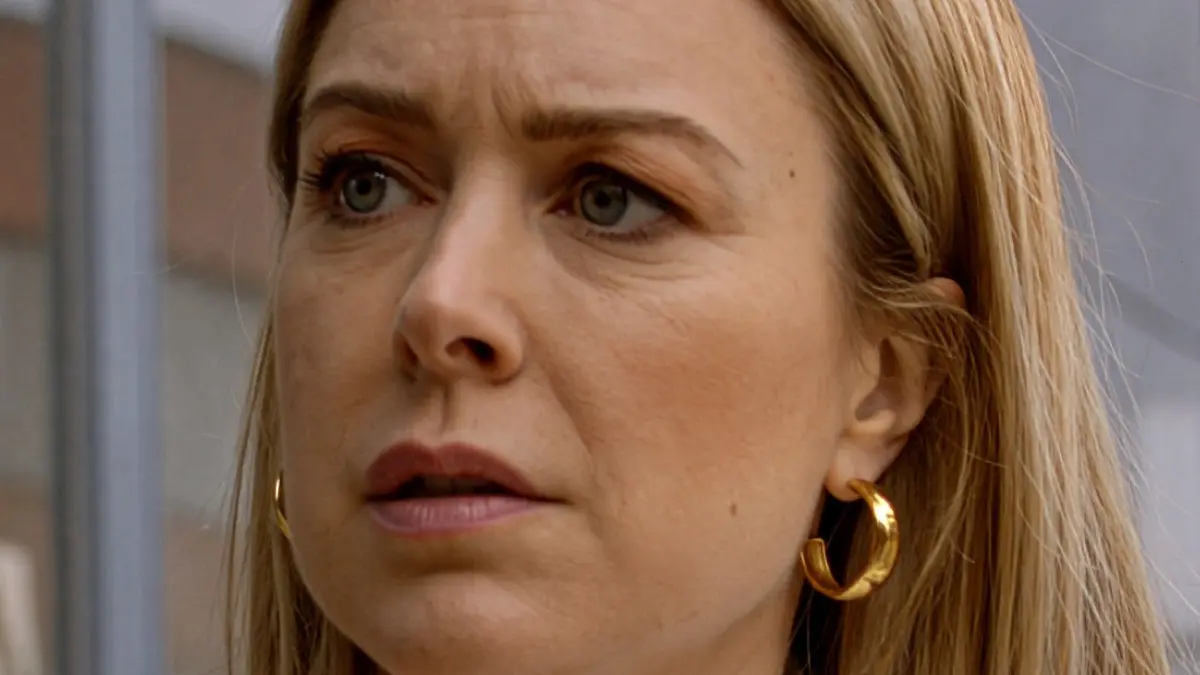 Jessica (Nina Ensmann) will den GZSZ-Kiez verlassen und nach London abhauen.