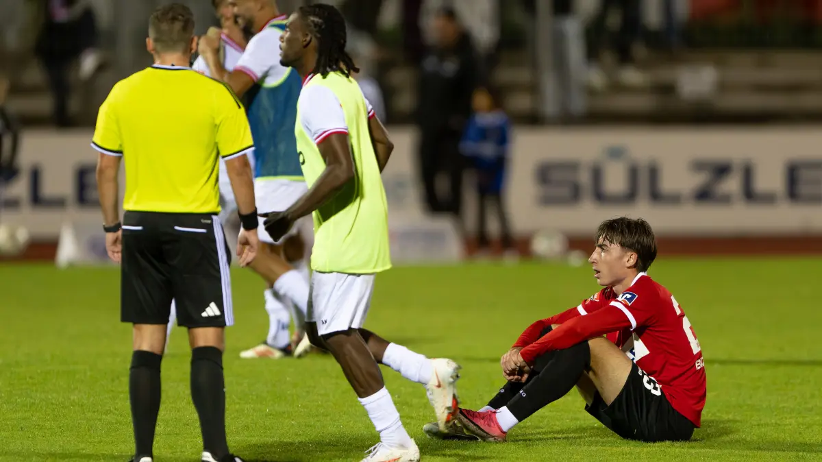Mika Stauss (rechts) und die TSG Balingen waren nach der 1:2-Pleite gegen den SSV Reutlingen am Boden zerstört.