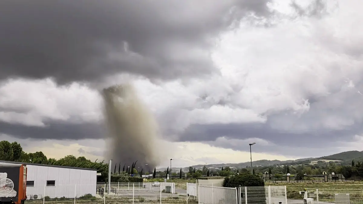 Image impressionnante de la tornade observée dans l’Aude: Stunning image of the tornado observed from the village of Cépie in the Aude department, France, on August 24, 2026 Christian Dussaud Bestimage Impressive picture of the tornado observed in Cépie, Aude, France, on August 24, 2026 Cépie France PUBLICATIONxNOTxINxFRAxUKxUSAxAUSxBEL Copyright: xChristianxDussaud/BestimagexChristianxDussaud/Bestimagex