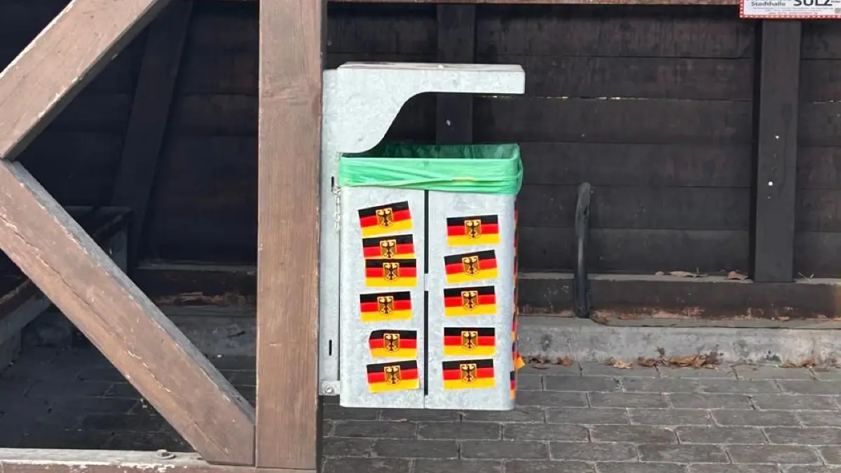 Fast schon in Reih und Glied: Zahlreiche Deutschland-Aufkleber landeten auf diesem öffentlichen Mülleimer in Empfingen.