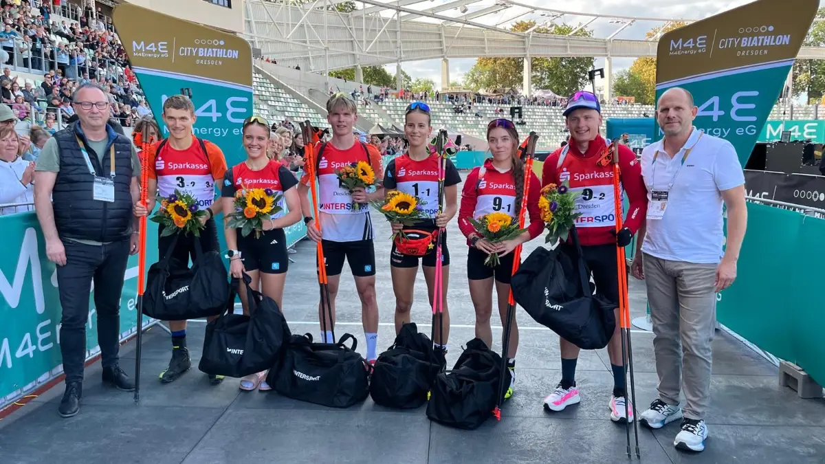 Das Siegerpodest der Youngster-Team-Challenge (v.l.): die Zweitplatzierten Hannes Lipfert (Eintracht Frankenhain) und Lena Siegmund (Großbreitenbacher SV), Siegerteam Lukas Tannheimer und Melina Gaupp sowie die Drittplatzierten Zuzanna Sadownik und Jakub Potoniec aus Polen.
