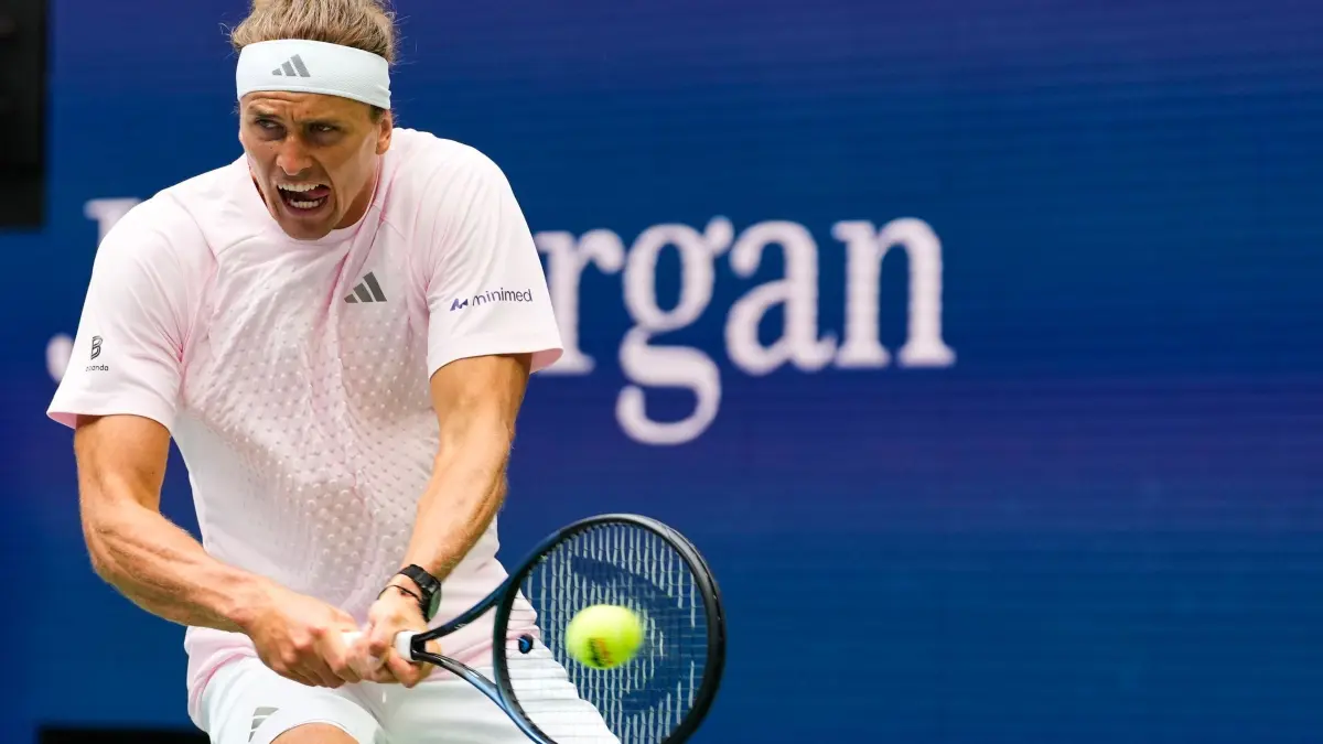 US Open in New York: 25.08.2026, USA, New York: Tennis: Grand Slam/WTA-Tour/ATP-Tour - US Open, Mixed-Doppel, Zverev (Deutschland)/Townsend (USA) - Bencic (Schweiz)/Cobolli (Italien). Alexander Zverev in Aktion. Foto: Yuki Iwamura/AP/dpa +++ dpa-Bildfunk +++