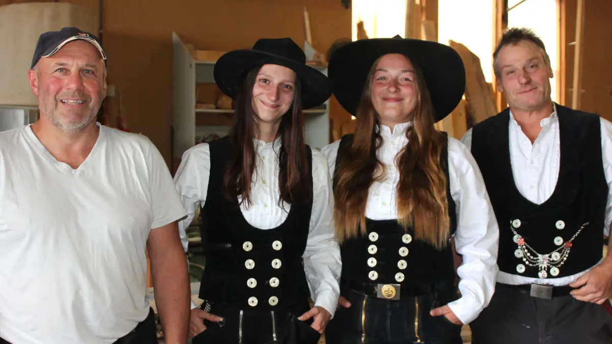 Zimmerinnen Mona Scheu und Celine Becker Burladingen