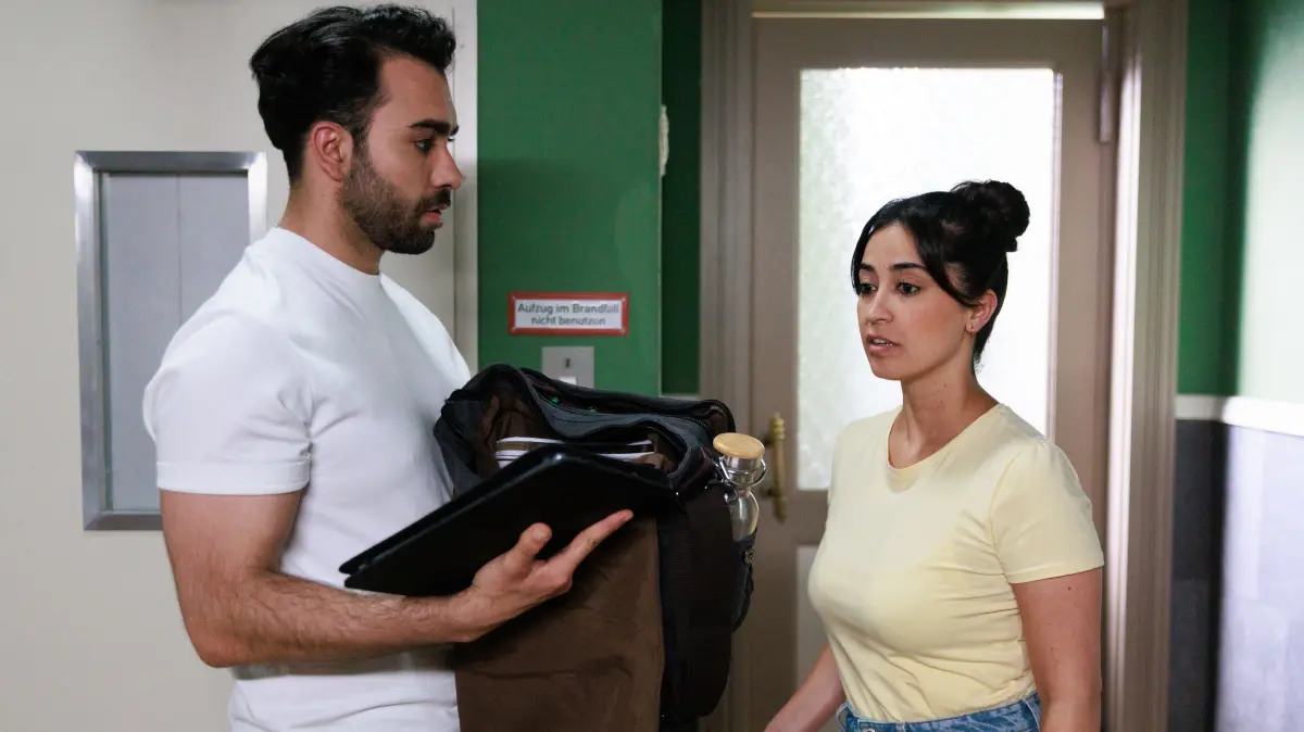 Baris (Metehan Demiröz) kommt bei seiner Mission zunehmend in einen Gewissenskonflikt. Rechts Esma (Özge Delioglan)
