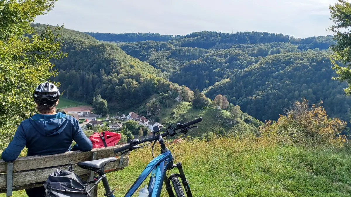 Fantastische Aussichten gehören dazu bei der Radtour durchs Biosphärengebiet und über den Truppenübungsplatz Münsingen. Rasten lässt es sich prima auf dem Hartberg bei Wittlingen - von dort aus hat man einen schönen Blick auf Seeburg.