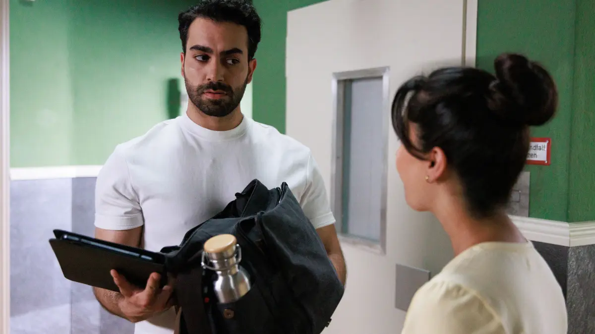 Baris (Metehan Demiröz) kommt bei seiner Mission zunehmend in einen Gewissenskonflikt. Rechts Esma (Özge Delioglan)