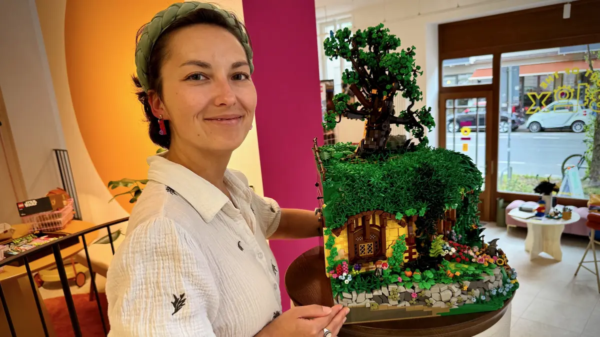 Sotouky zeigt ein Ausstellungsstück.