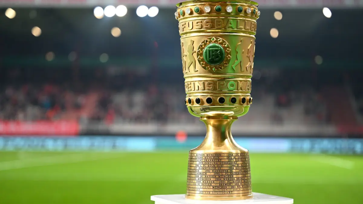 Trophäe im DFB-Pokal: ARCHIV - 03.12.2025, Berlin: Fußball: DFB-Pokal, 1. FC Union Berlin - FC Bayern München, Achtelfinale, An der Alten Försterei. Der Pokal steht vor dem Spiel am Spielfeldrand auf einem Podest. (zu dpa: «Alle Bundesligisten siegen: So geht's im DFB-Pokal weiter») Foto: Soeren Stache/dpa +++ dpa-Bildfunk +++