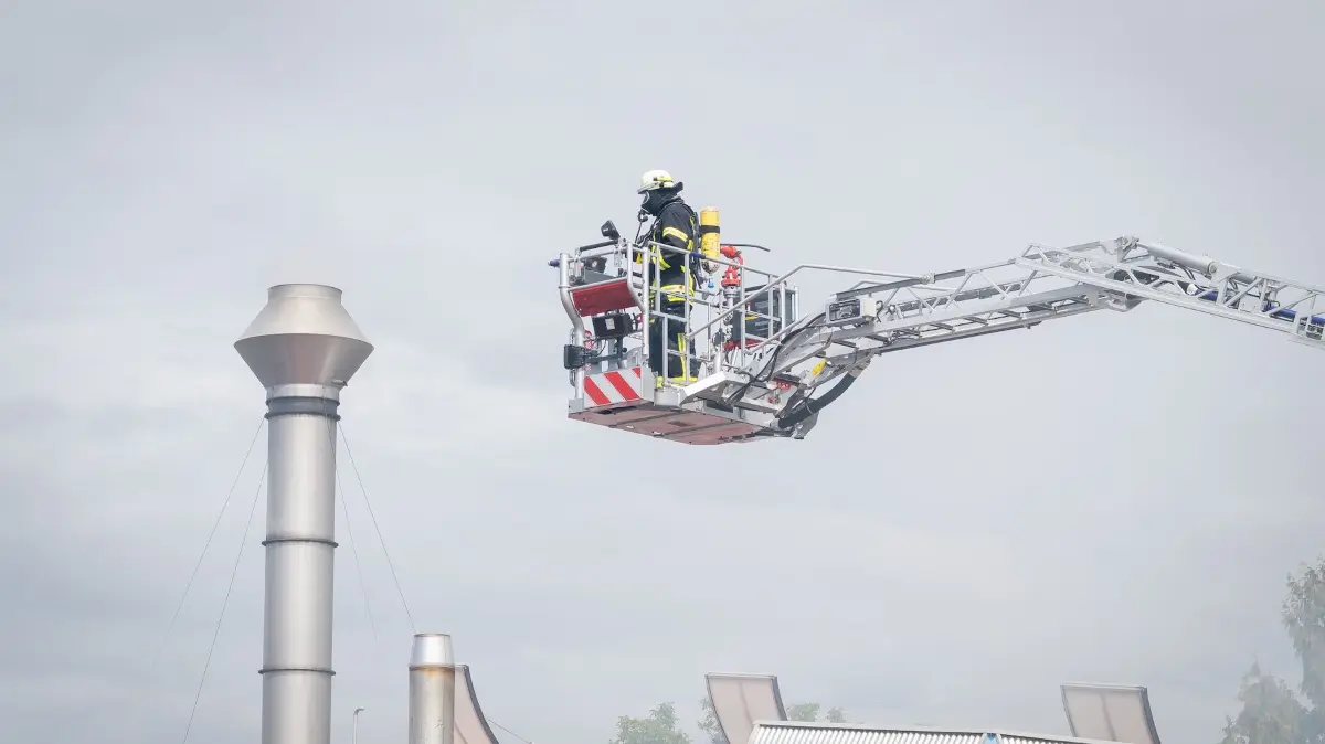 Großbrand bei der Firma Röcker und Kohler in Ofterdingen am Dienstag, 25. August. Drei Feuerwehrleute wurden leicht verletzt.