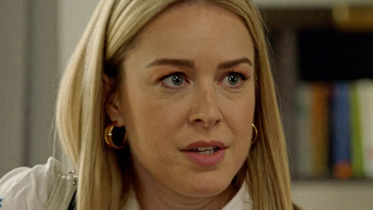 Jessica (Nina Ensmann) will den GZSZ-Kiez panisch verlassen.