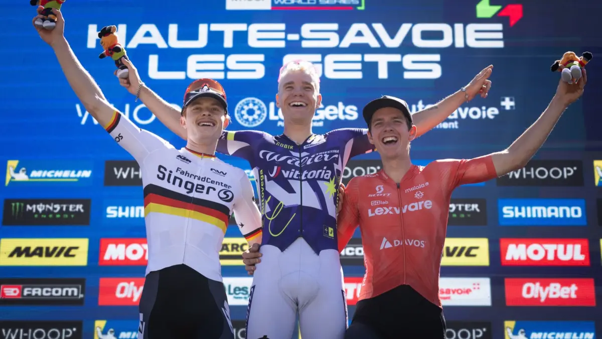 Mountainbike Weltcup Les Gets Cross Country U23, von links: Benjamin Krüger, Gustav Pedersen und Paul Schehl