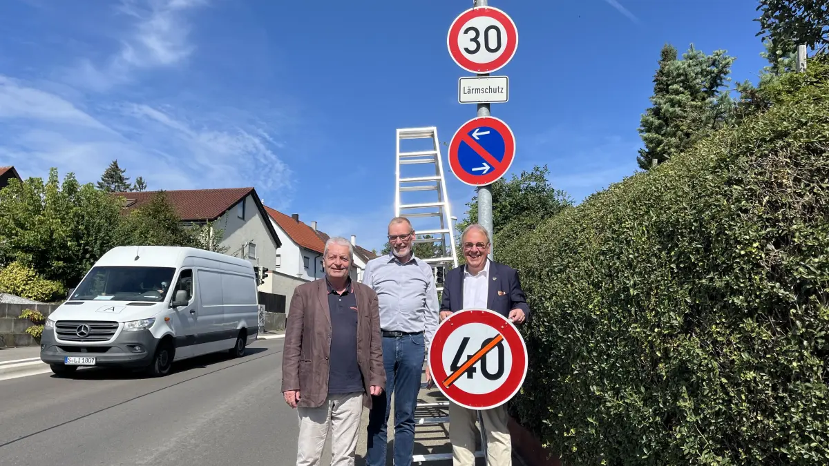 Die 40 ist abgehängt: ab sofort gilt Tempo 30 in der Justinus-Kerner-Straße. Damit geben Lude, Keppler und Keck den Startschuss für die Umsetzung des Lärmaktionsplans.