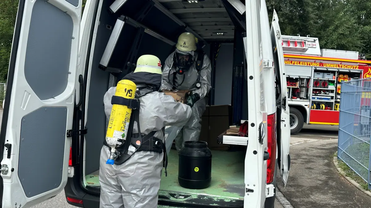 Gefahrgut-Einsatz in Balzheim: Salzsäure tritt aus Behälter aus, Feuerwehr im Einsatz