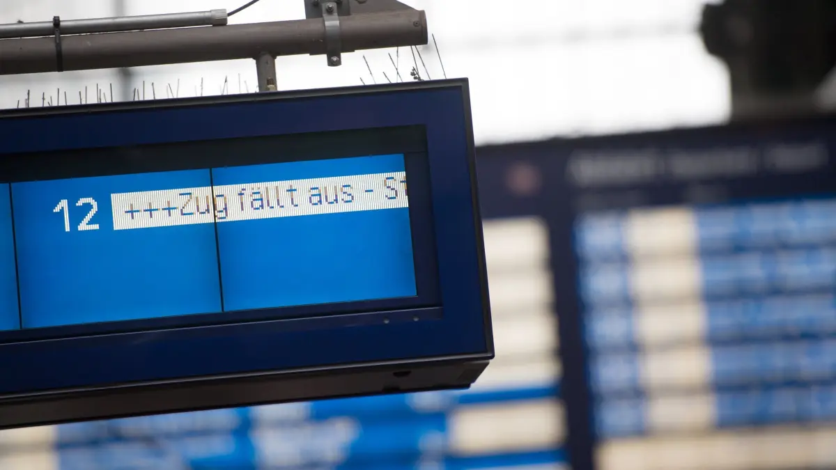 Auf einer Anzeigetafel im Bahnhof steht „Zug fällt aus“: ARCHIV - Wenn der Zug komplett ausfällt, gilt: Zugbindung weg – Reisende dürfen kostenlos eine andere Bahnverbindung nehmen oder das Ticket erstatten lassen. (zu dpa: «Fernzug fällt aus? Diese Rechte haben Sie») Foto: Daniel Reinhardt/dpa/dpa-tmn - Honorarfrei nur für Bezieher des dpa-Themendienstes +++ dpa-Themendienst +++