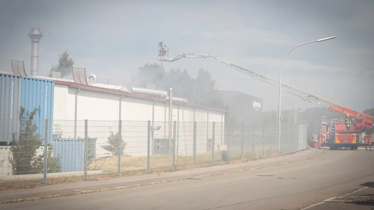 Großbrand bei der Firma Röcker und Kohler in Ofterdingen am Dienstag, 25. August. Drei Feuerwehrleute wurden leicht verletzt.