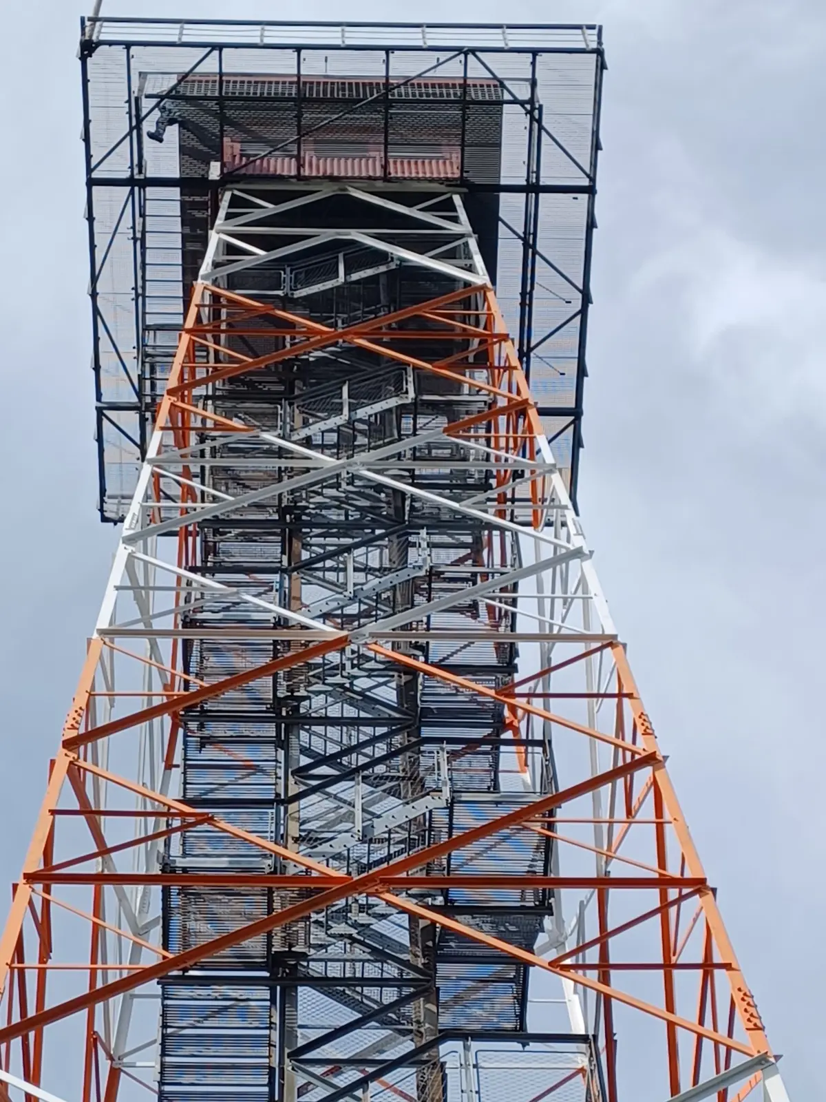 Der Aussichtsturm "Hursch" im Biosphärengebiet: Bei gutem Wetter sieht man von dort bis in die Schweiz.
