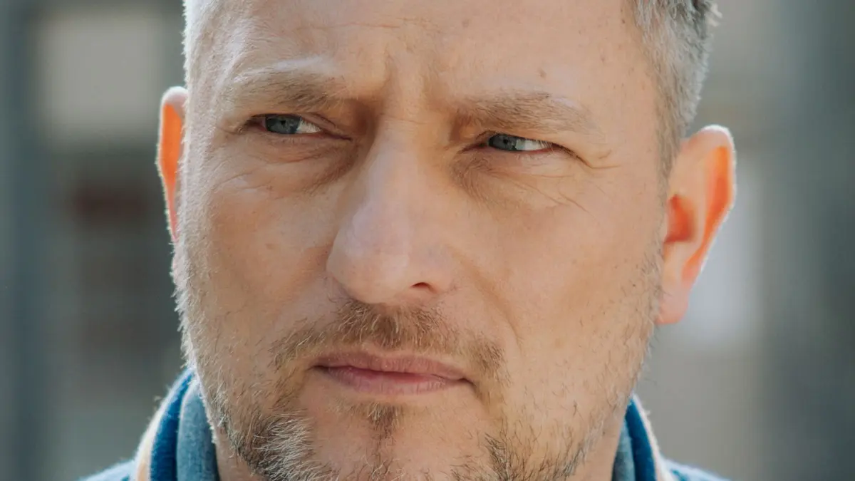 Michi (Lars Pape) muss bei GZSZ für Jessica da sein.