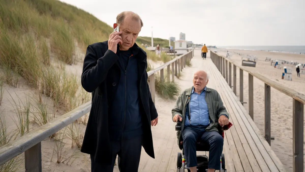 In „Nord Nord Mord – Sievers und der Gesang der Wale“ ermittelt Carl Sievers (Peter Heinrich Brix, l.) im Mord an Hark Petersen.