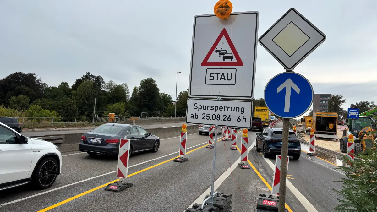 Baustelle Adenauerbrücke: Am ersten Morgen der Verengung auf zwei Fahrbahnen Richtung Norden gibt es ein bisschen Rückstau, aber eigentlich läuft der Verkehr zähflüssig durch.