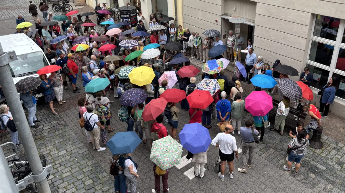 Trotz Regen umringten gut 100 Interessierte Historikerin Marina Chernykh bei ihrer Führung für die Veranstaltungsreihe „Kennen Sie Tübingen?“. Beim Gang durch die Altstadt sprach sie über Tübingens vergessene Migrationsgeschichten.