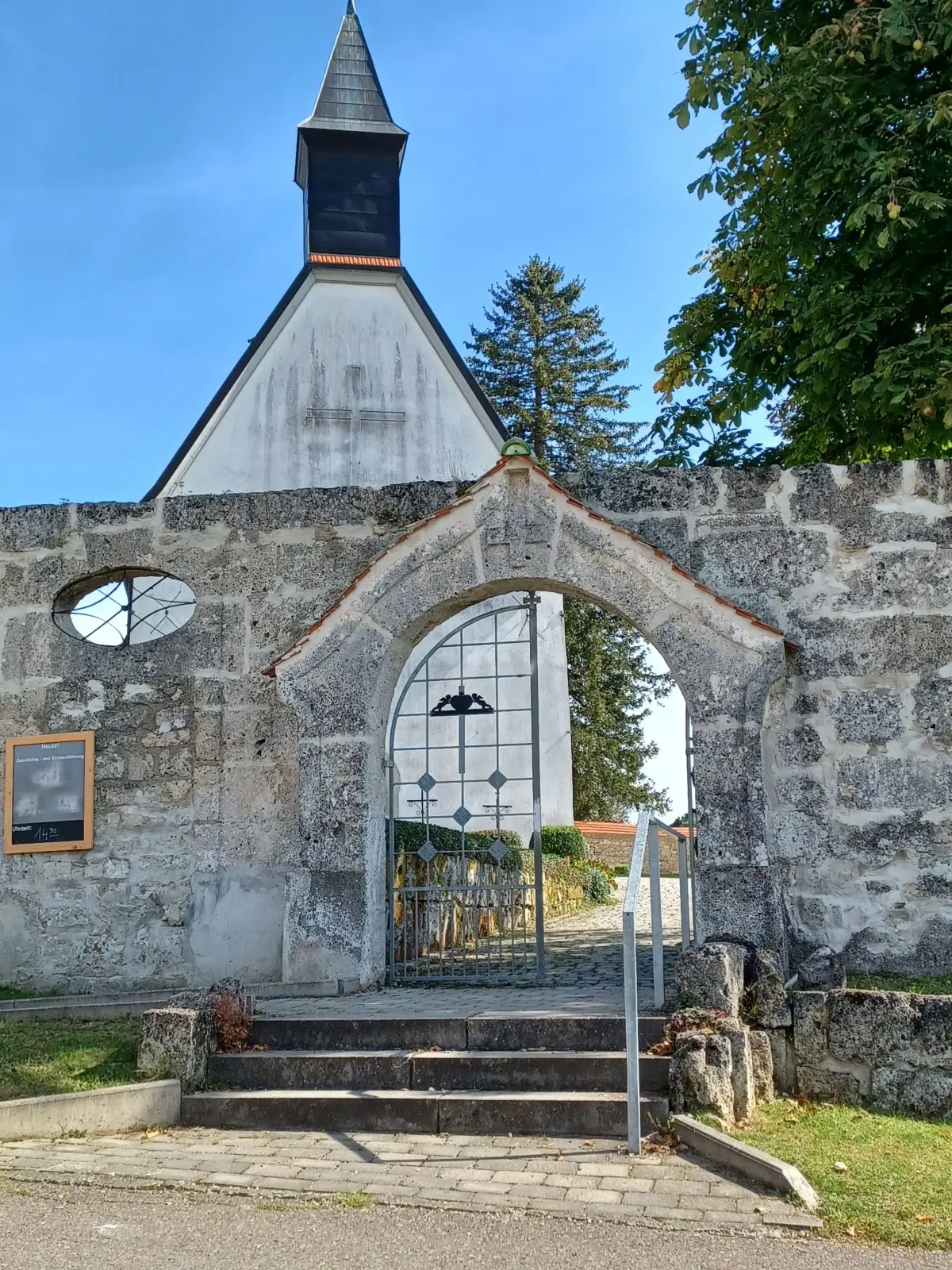 Auch das verlorene Dorf Gruorn, hier die Stephanuskirche, ist eine Station auf der Tour.