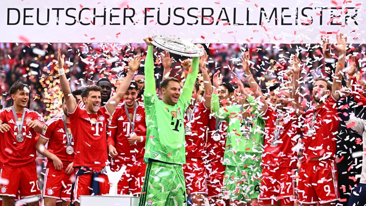 Bayern München: ARCHIV - 16.05.2026, Bayern, München: Fußball, Männer, Bundesliga, FC Bayern München - 1. FC Köln, 34. Spieltag, Allianz Arena, Torwart Manuel Neuer (Bayern München) feiert mit der Meisterschale die Deutsche Meisterschaft. WICHTIGER HINWEIS: Gemäß den Vorgaben der DFL Deutsche Fußball Liga bzw. des DFB Deutscher Fußball-Bund ist es untersagt, in dem Stadion und/oder vom Spiel angefertigte Fotoaufnahmen in Form von Sequenzbildern und/oder videoähnlichen Fotostrecken zu verwerten bzw. verwerten zu lassen. (zu dpa: «Wer wird deutscher Meister? Das sagen die Trainer») Foto: Tom Weller/dpa +++ dpa-Bildfunk +++