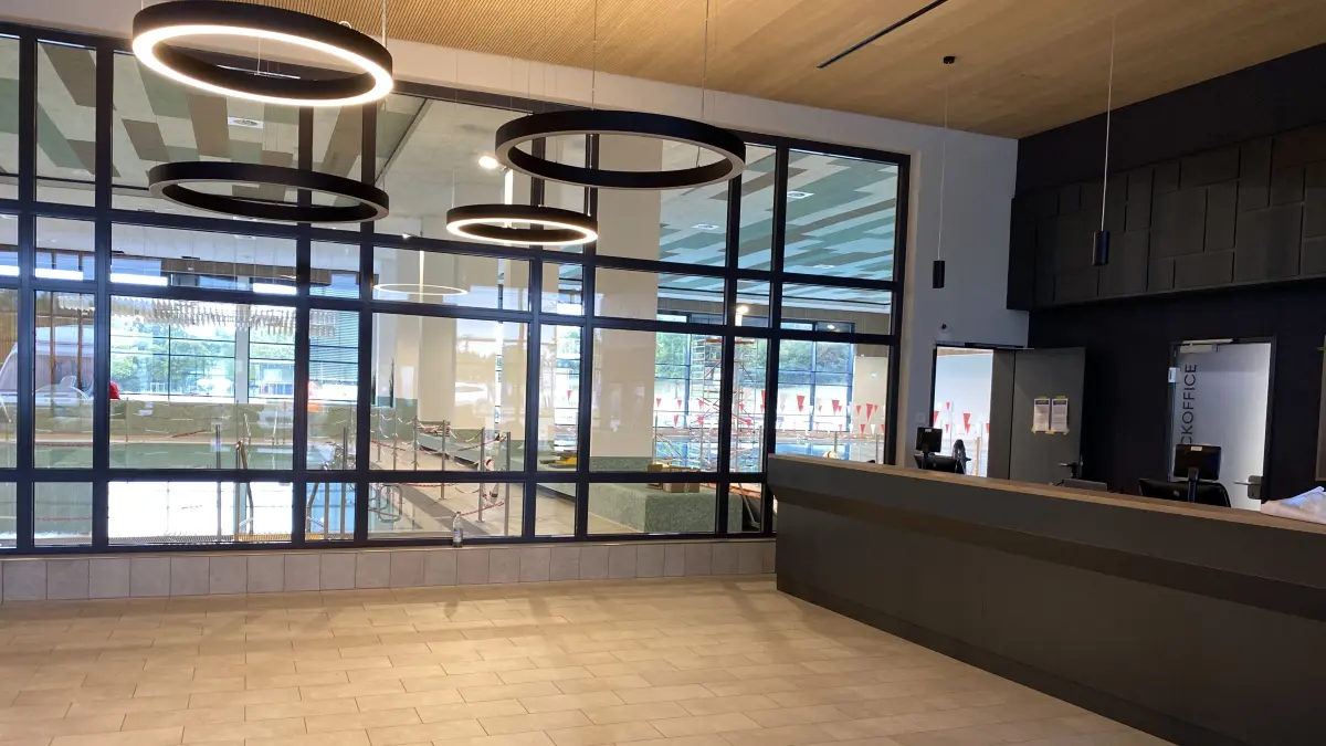 Das neue Crailsheimer Hallenbad kurz vor der Eröffnung: Vom Eingangsfoyer reicht der Blick durch das Hallenbad bis ins Freibad.