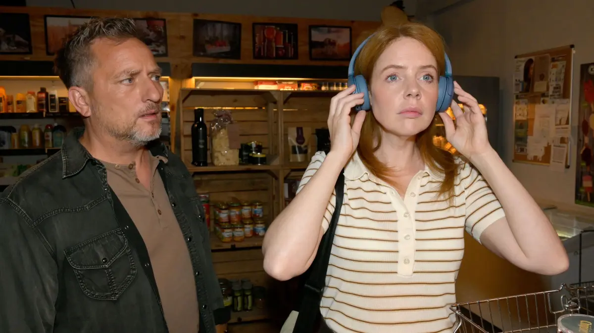 Michi (Lars Pape) redet auf Toni (Olivia Mare) ein: Nur sie kann Jessica noch retten.