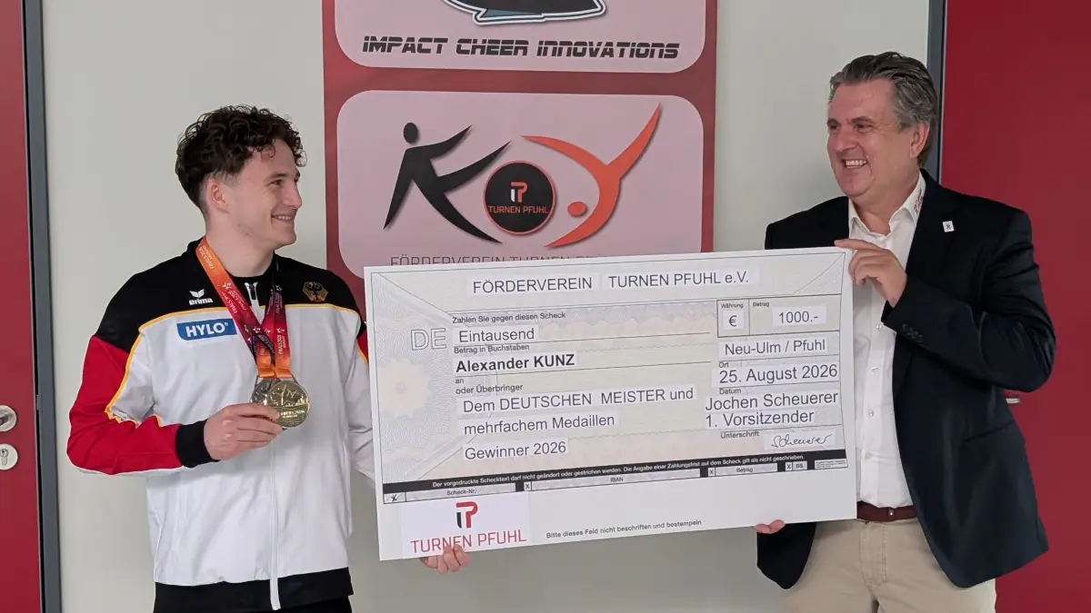 Alexander Kunz (links) bei der Ehrung durch Jochen Scheuerer, Vorsitzender des Fördervereins Turnen Pfuhl.