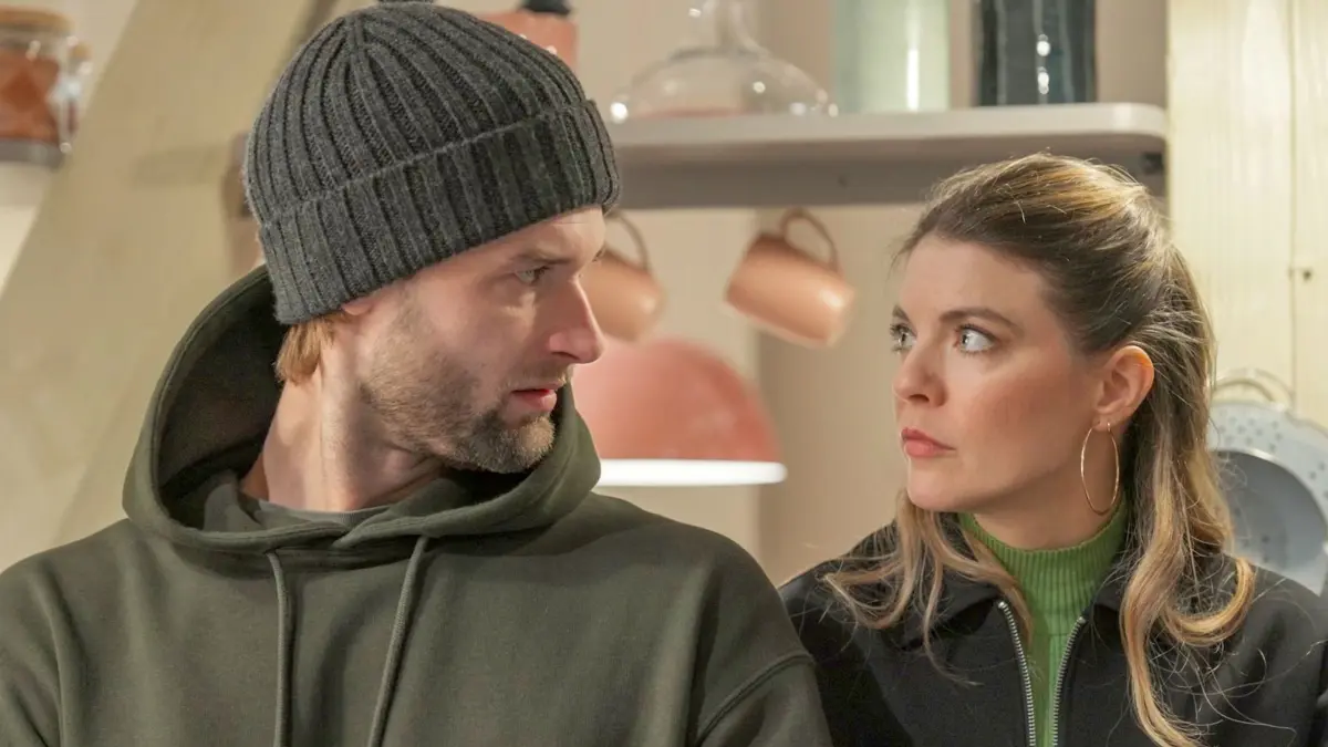 Simon (Thore Lüthje) und Valerie (Maike Johanna Reuter) erhalten eine niederschmetternde Nachricht.