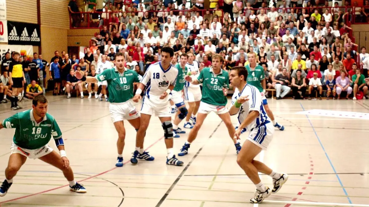 Ehingen, Schlecker-Cup: Frisch Auf Göppingen (helles Trikot) kam, sah und siegte beim Handball-Schlecker-Cup 2001. (fuer Rueckblick) Foto: Flad - digi