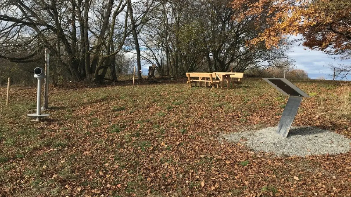 Auf dem Vulkankrater-Rundweg in Apfelstetten befinden sich Fernrohre, die nebenbei die Landschaft erklären. Die Namen der Landschaftselemente werden in das Gesichtsfeld eingeblendet, die Fernrohre stehen kostenlos zur Verfügung (Archivfoto).