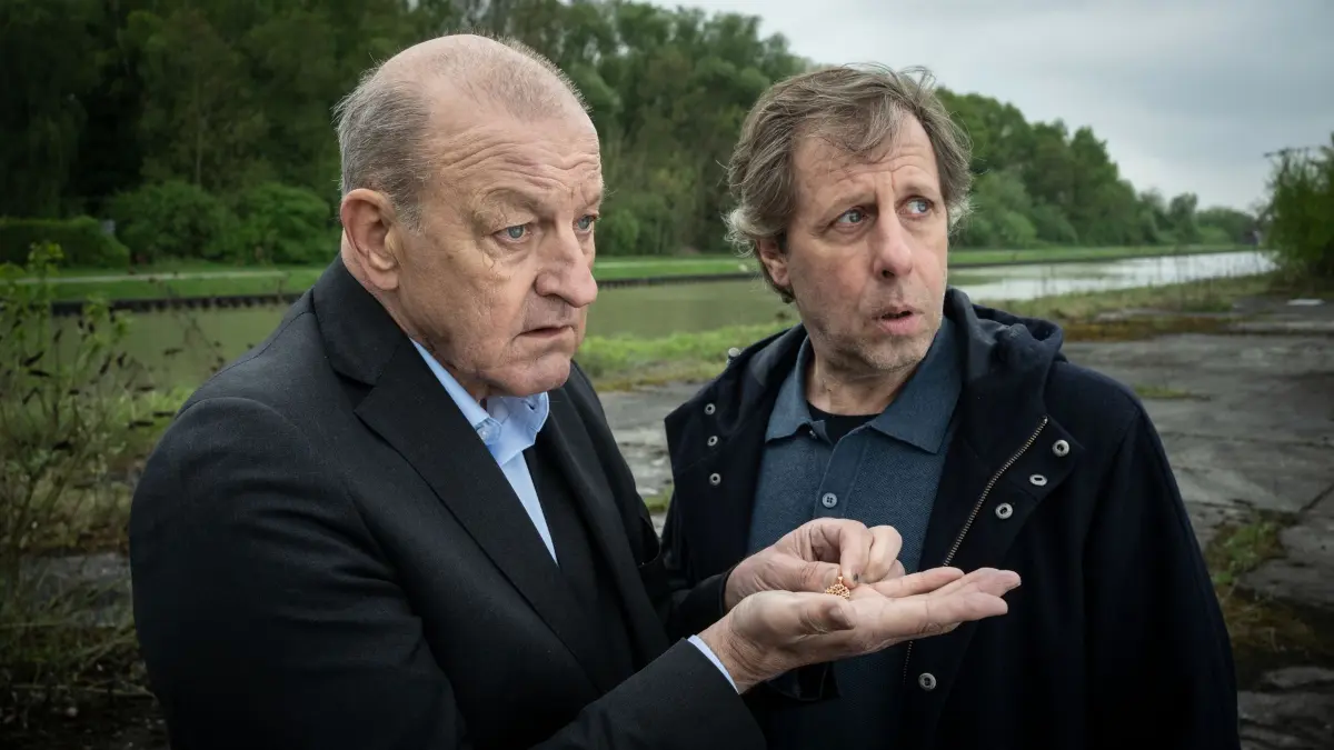 In „Wilsberg – Einfach weg“ ermittelt der Detektiv Georg Wilsberg (Leonard Lansink, l.) in seinem 91. Fall.
