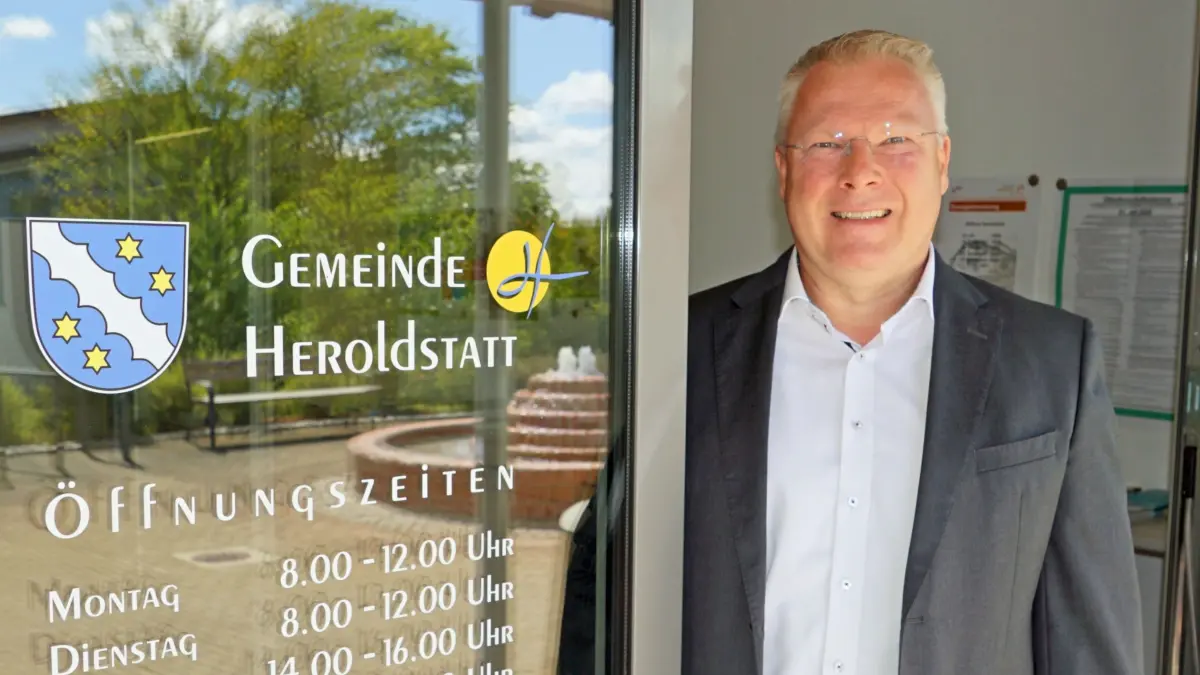 Seit acht Jahren ist der parteilose Michael Weber amtierender Bürgermeister in Heroldstatt. Am 20. September möchte er nochmals antreten.