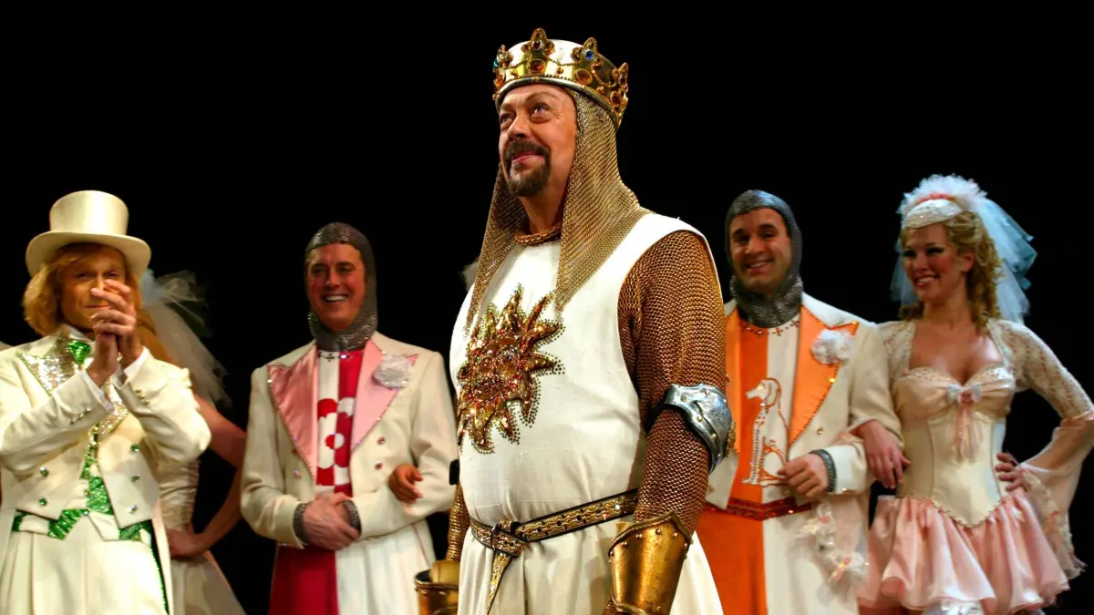 Tim Curry: ARCHIV - 17.03.2005, USA, New York: Tim Curry (M) singt eine Nummer aus dem Musical „Spamalot“ während der Broadway-Premiere. Der britische Schauspieler Tim Curry ist im Alter von 80 Jahren gestorben. Foto: Stuart Ramson/AP/dpa +++ dpa-Bildfunk +++
