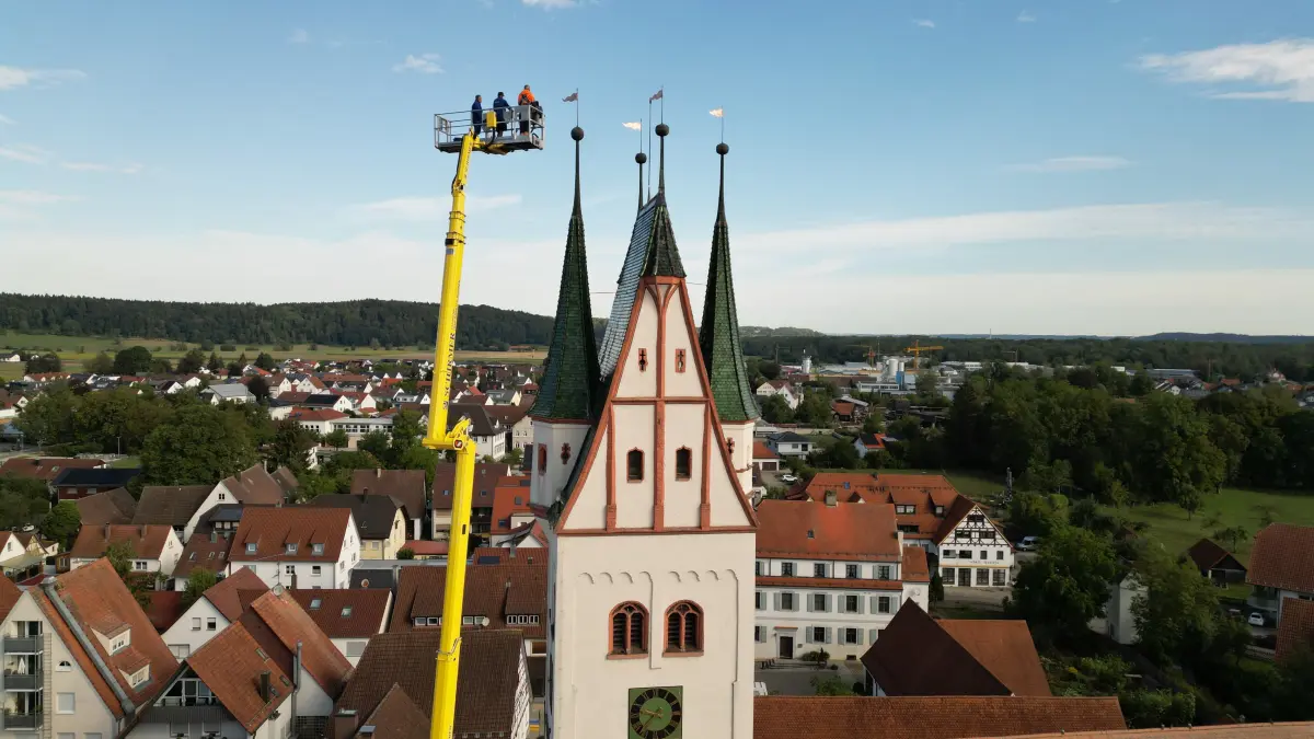 Arbeiten werkeln an der Dietenheimer Kirche in luftiger Höhe.