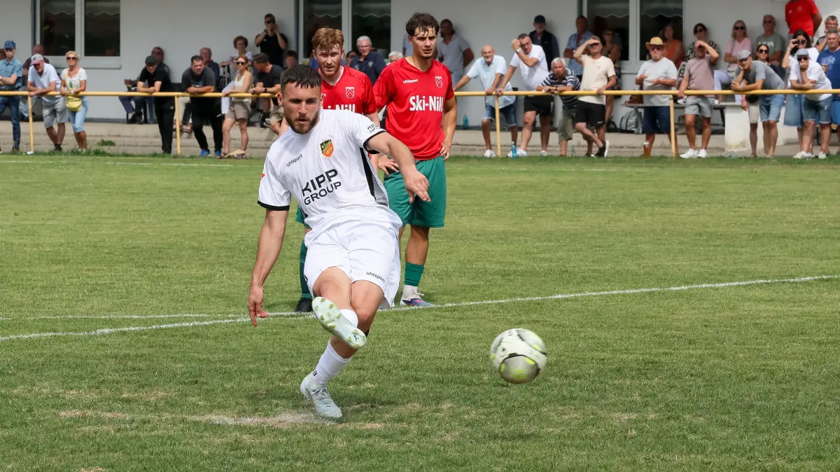Strafstöße wird Zugang Walter Vegelin erstmal nicht mehr für den Fußball-Oberligisten FC Holzhausen schießen. Der Grund: der Stürmer wird nun am Kreuzband operiert.