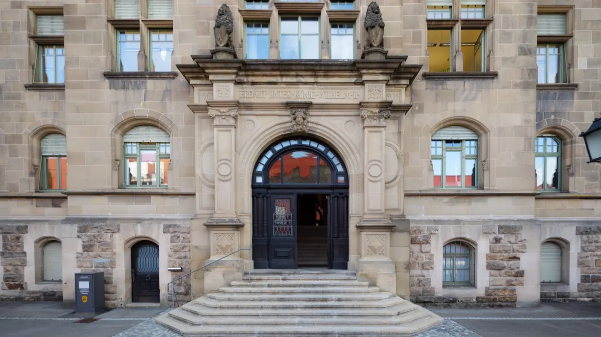 Gericht, Landgericht, Amtsgericht, Schwurgerichtssaal, Prozess, Verhandlung, Auftakt, Richter, Anwalt, Gerechtigkeit, Strafe, Schöffen, Doblerstraße