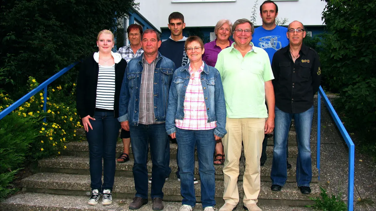 Mühringens letzte Laienspielgruppe der Feuerwehr mit Mitspieler und Regisseur Georg Angress (Dritter von rechts).