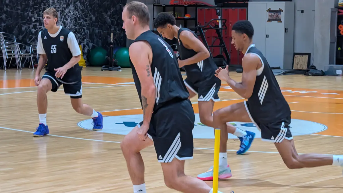 Basketball, Medientraining Ratiopharm Ulm, vorne Devin Schmidt, Jaylen Sims (rechts), Lucas Fischer, links hinten Lenny Liedtke