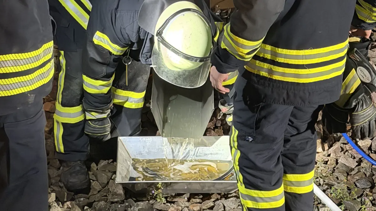 Diesel läuft aus der beschädigten Lok in eine Wanne und wird von dieser in einen großen Container gepumpt.