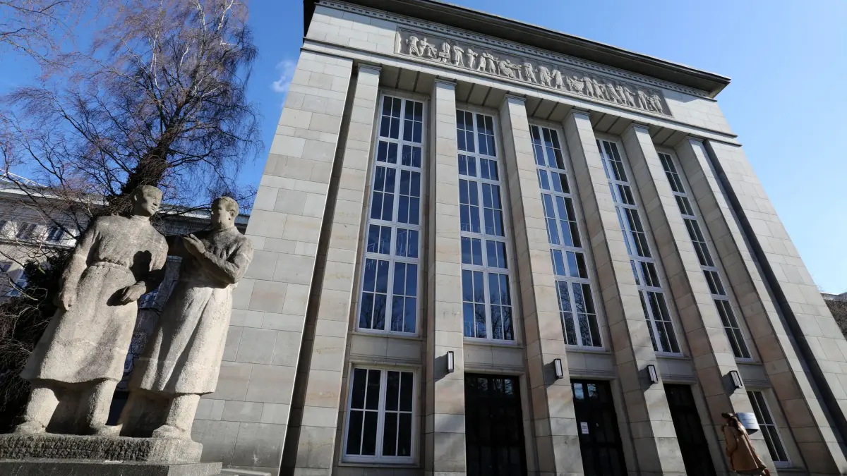 Arzt der Unimedizin nach rassistischen Äußerungen freigestellt: ARCHIV - 21.03.2017, Mecklenburg-Vorpommern, Rostock: Der Eingang zur Universitätsmedizin Rostock (Hörsaalzugang im Zentrum für Innere Medizin) in Rostock. (zu dpa: «Hass im Netz - Arzt der Unimedizin Rostock freigestellt») Foto: Bernd Wüstneck/dpa-Zentralbild/dpa +++ dpa-Bildfunk +++