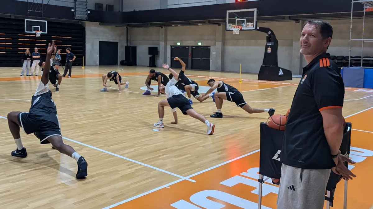Basketball, Medientraining Ratiopharm Ulm, Chefcoach Ty Harrelson beobachtet das Aufwärmen