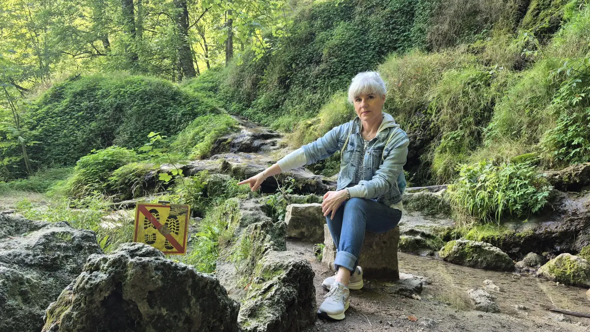 Claudia Taverna aus Bad Urach hat eine Initiative zur Rettung des Uracher Wasserfalls gestartet. Sie wünscht sich unter anderem, dass sich die Besucher an die bestehenden Regeln halten und auf den Wegen bleiben. Gleichzeitig möchte sie, dass die Behörden sich intensiver für den Schutz dieses Naturraums einsetzen.